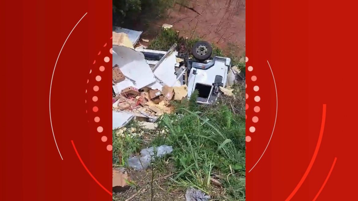 caminhao-tomba-e-despenca-em-ribanceira-de-seis-metros-as-margens-da-mgc-265
