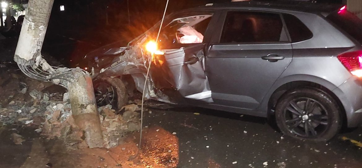 poste-fica-‘contorcido’-e-carro-destruido-apos-batida-no-bairro-santa-helena,-em-juiz-de-fora