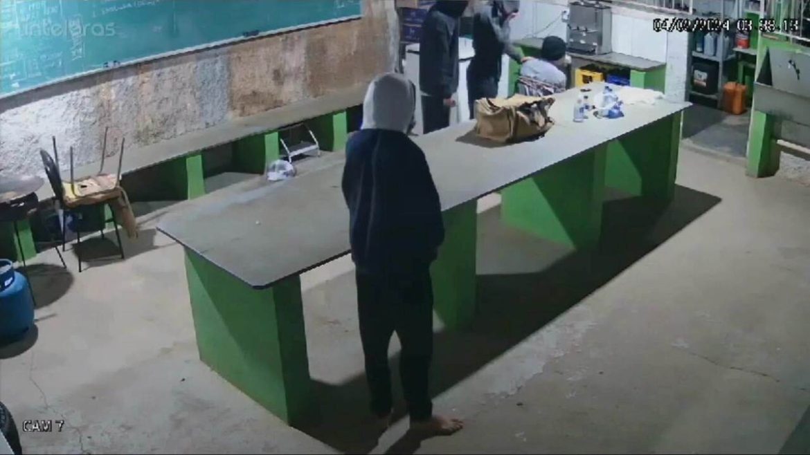 video:-funcionarios-de-prefeitura-sao-amarrados-durante-roubo-em-cidade-do-interior-de-mg