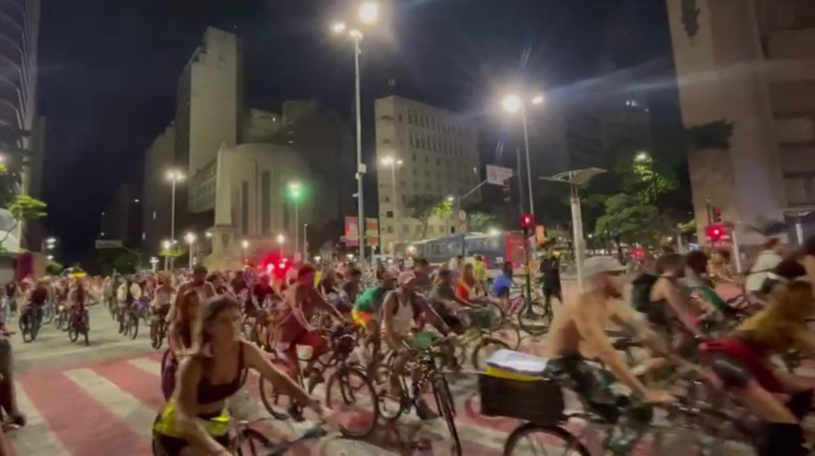 bloco-da-bicicletinha-arrasta-centenas-de-folioes-no-esquenta-para-o-carnaval;-video
