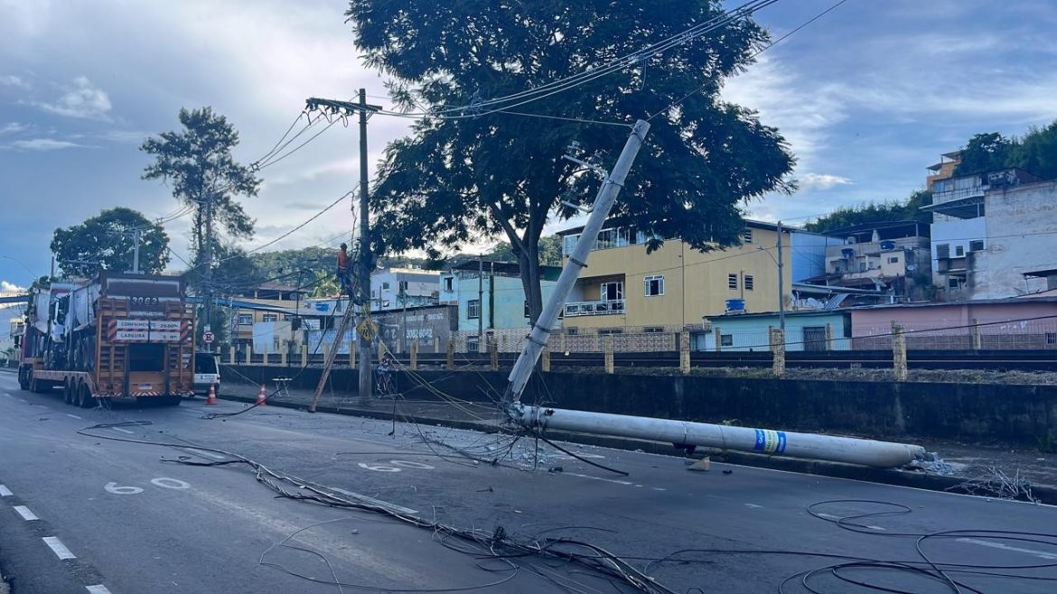 caminhao-derruba-poste-e-fecha-transito-na-coronel-vidal,-em-juiz-de-fora