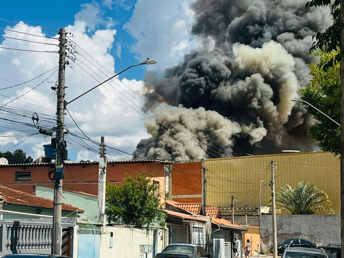 incendio-atinge-empresa-de-produtos-automotivos-em-varzea-paulista