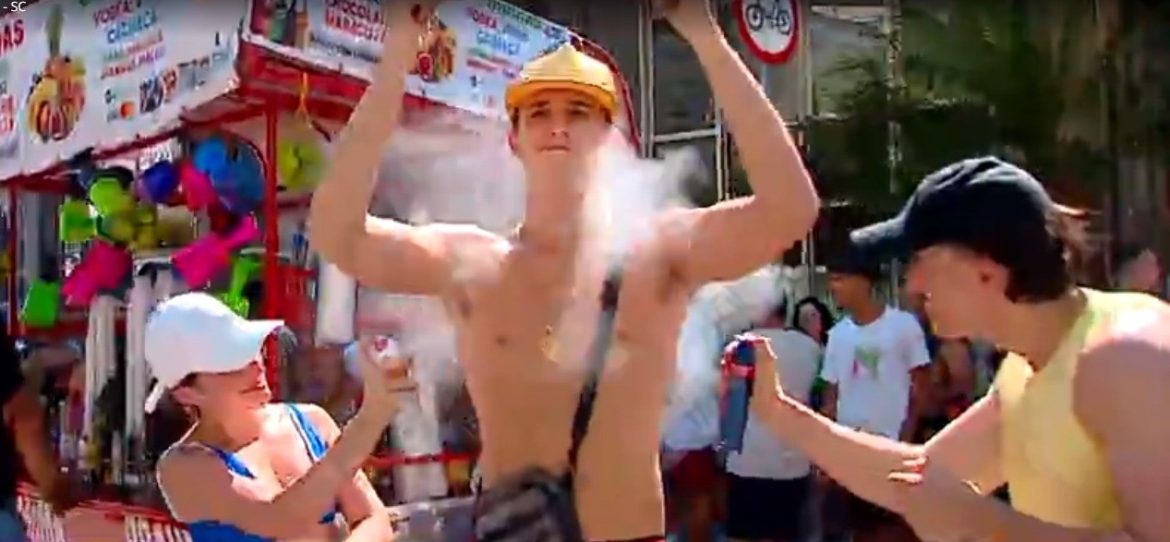 ‘um-real-cada-sovaco’:-casal-vende-jato-de-desodorante-durante-carnaval-de-rua-em-florianopolis
