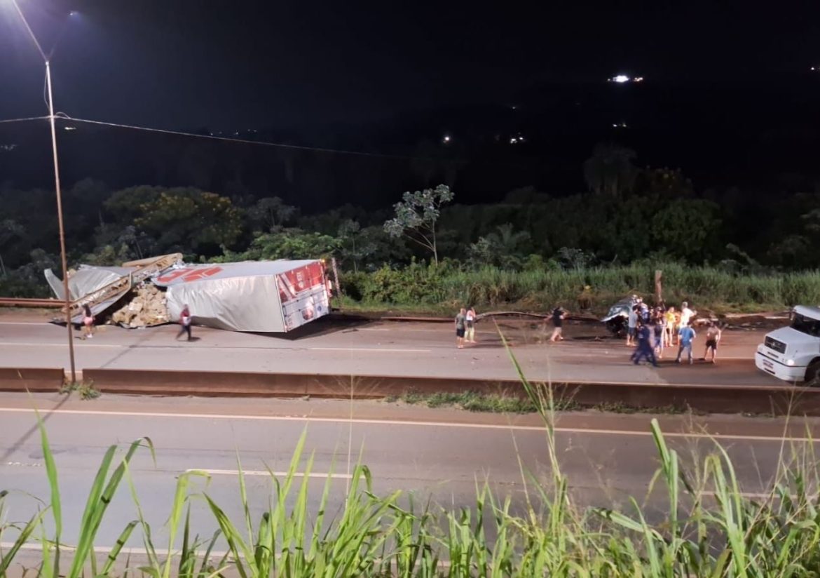 pelo-segundo-dia-seguido,-carreta-tomba-e-deixa-uma-pessoa-ferida-na-rodovia-fernao-dias