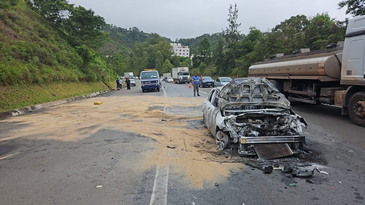 carro-pega-fogo-e-fica-destruido-apos-batida-na-br-040,-em-juiz-de-fora