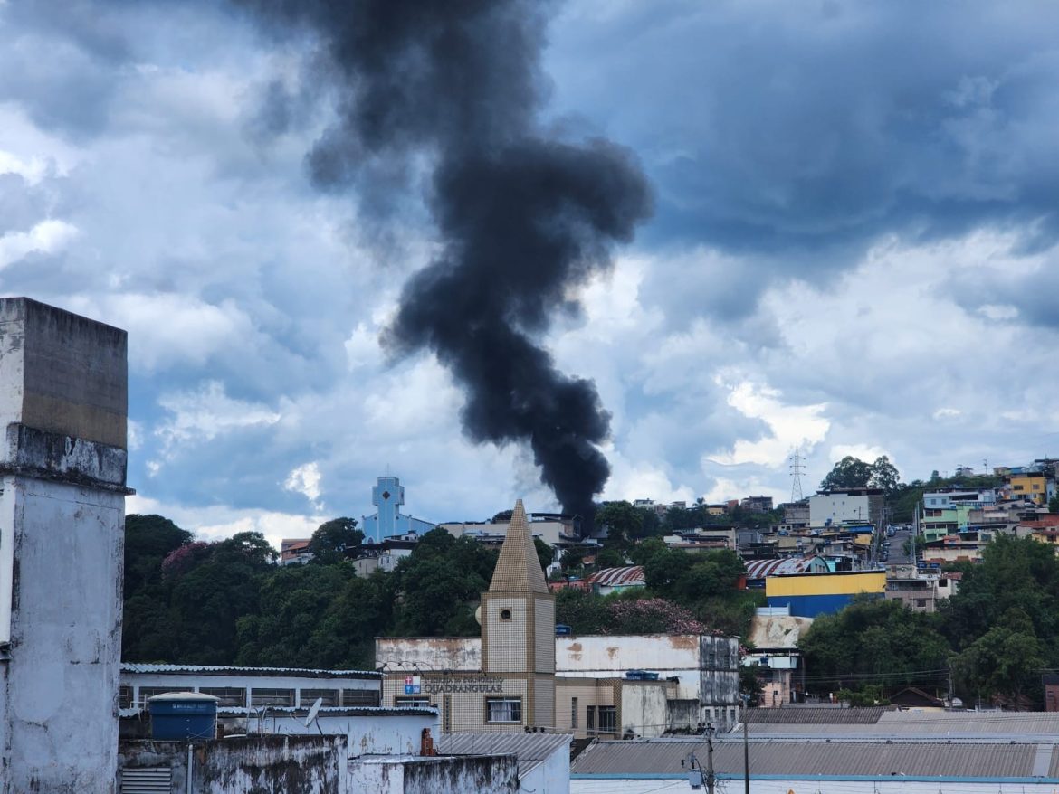 video:-fogo-em-deposito-de-padaria-causa-nuvem-de-fumaca-em-juiz-de-fora