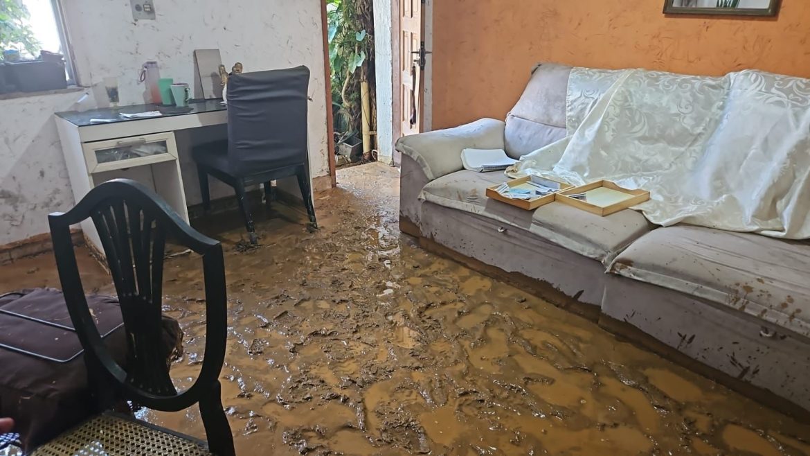 video:-casa-e-invadida-por-lama-apos-deslizamento-e-precisa-ser-interditada-em-juiz-de-fora