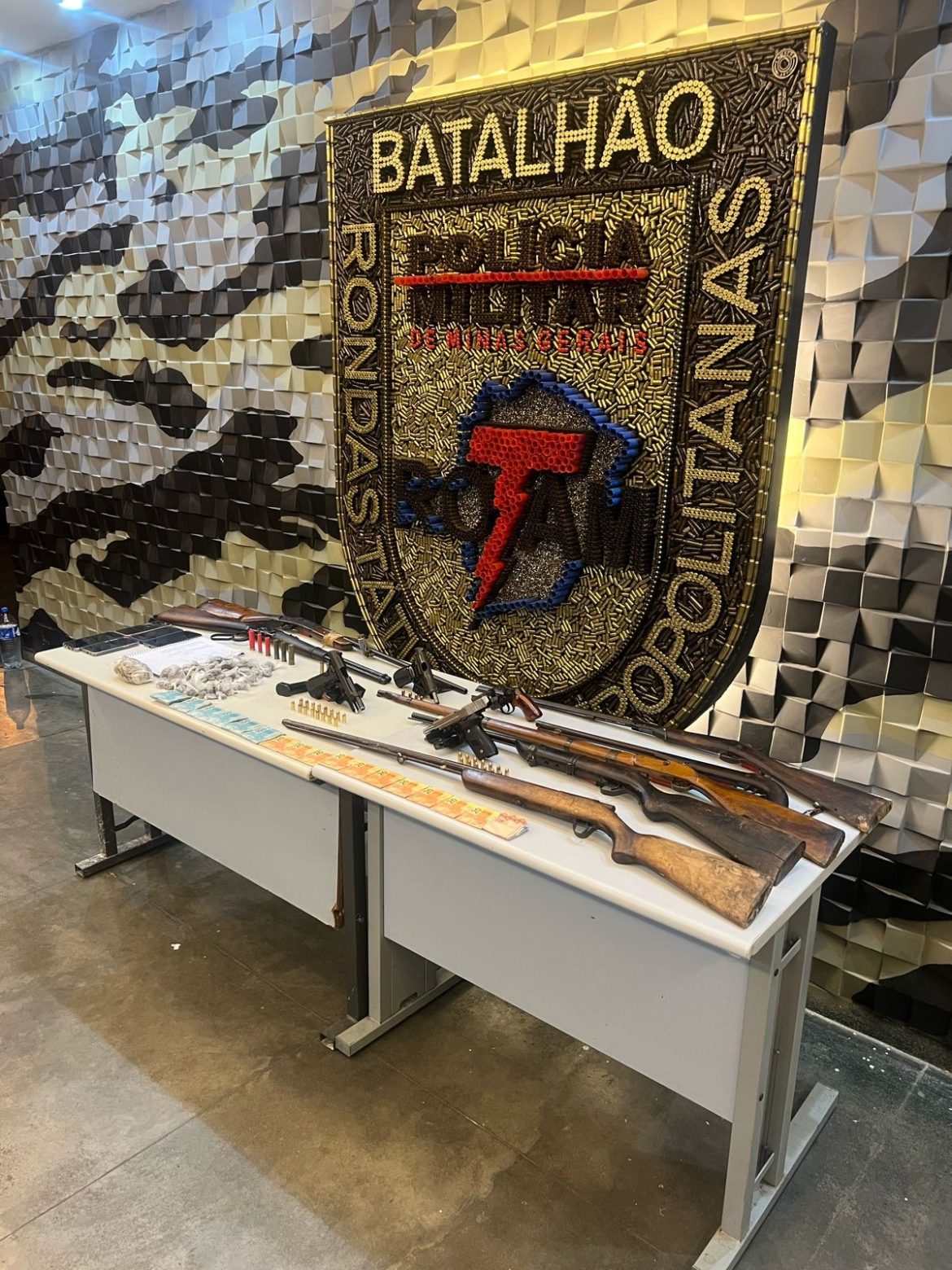 policia-militar-apreende-11-armas-e-drogas-em-lagoa-santa-e-belo-horizonte