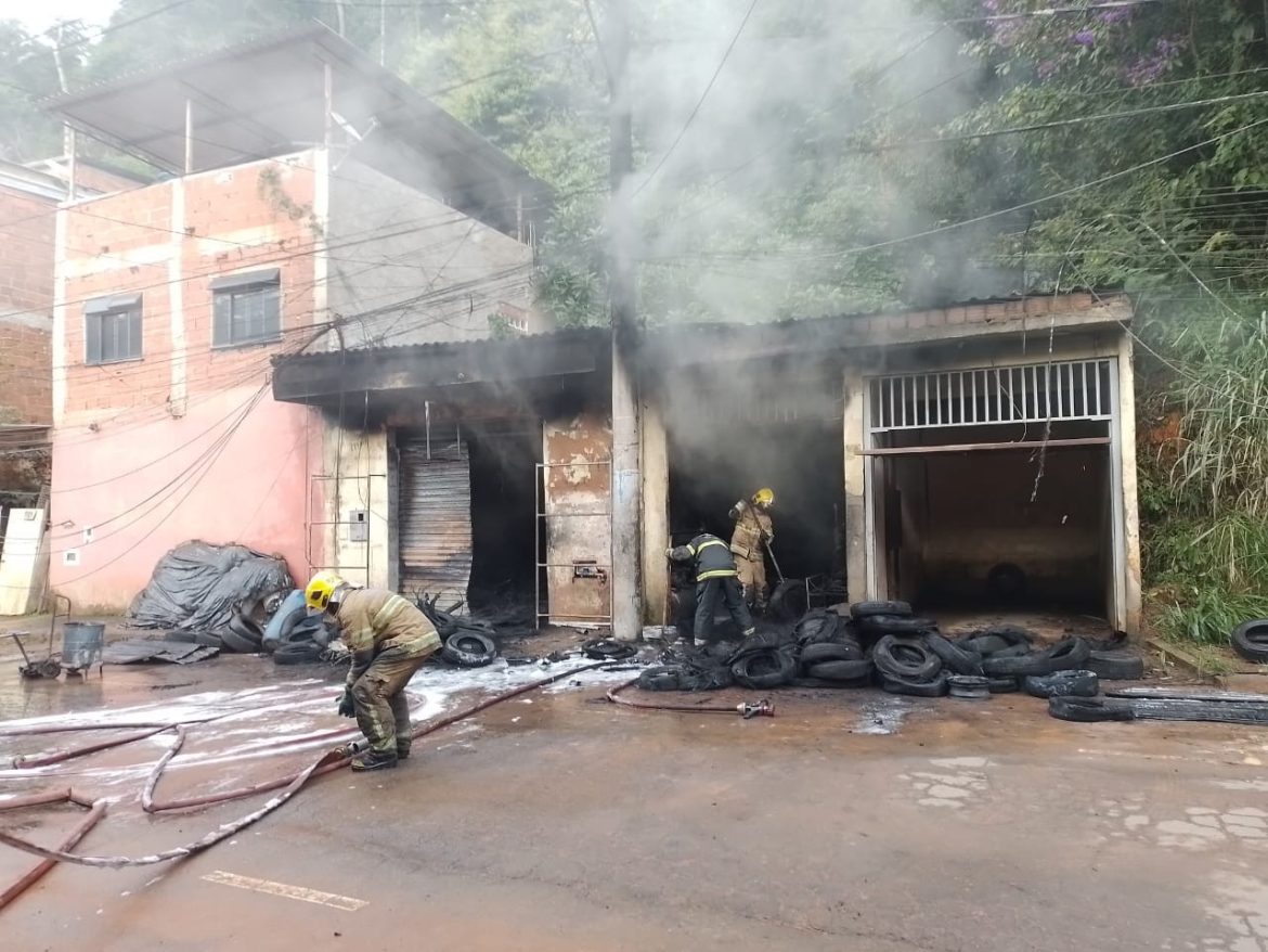 incendio-atinge-borracharia-e-destroi-centenas-de-pneus-em-juiz-de-fora;-video