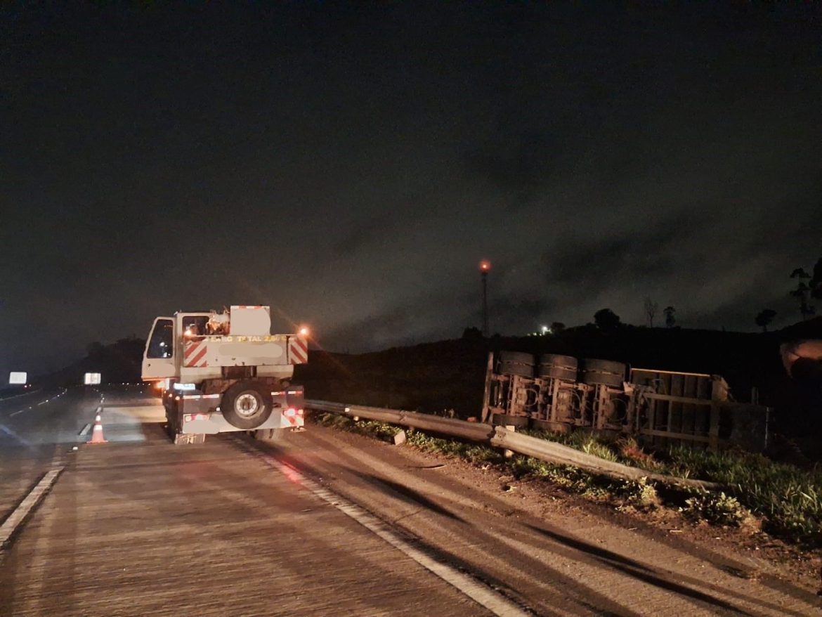 carreta-tomba-e-deixa-um-ferido-no-rodoanel-em-itapecerica-da-serra