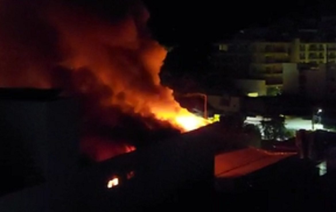 incendio-de-grandes-proporcoes-atinge-predio-comercial-em-uba;-video