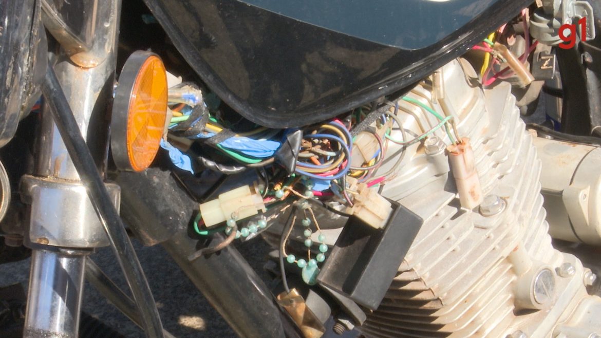 video:-motocicleta-e-apreendida-em-foz-do-iguacu-com-fios-do-sistema-eletrico-amarrados-com-terco