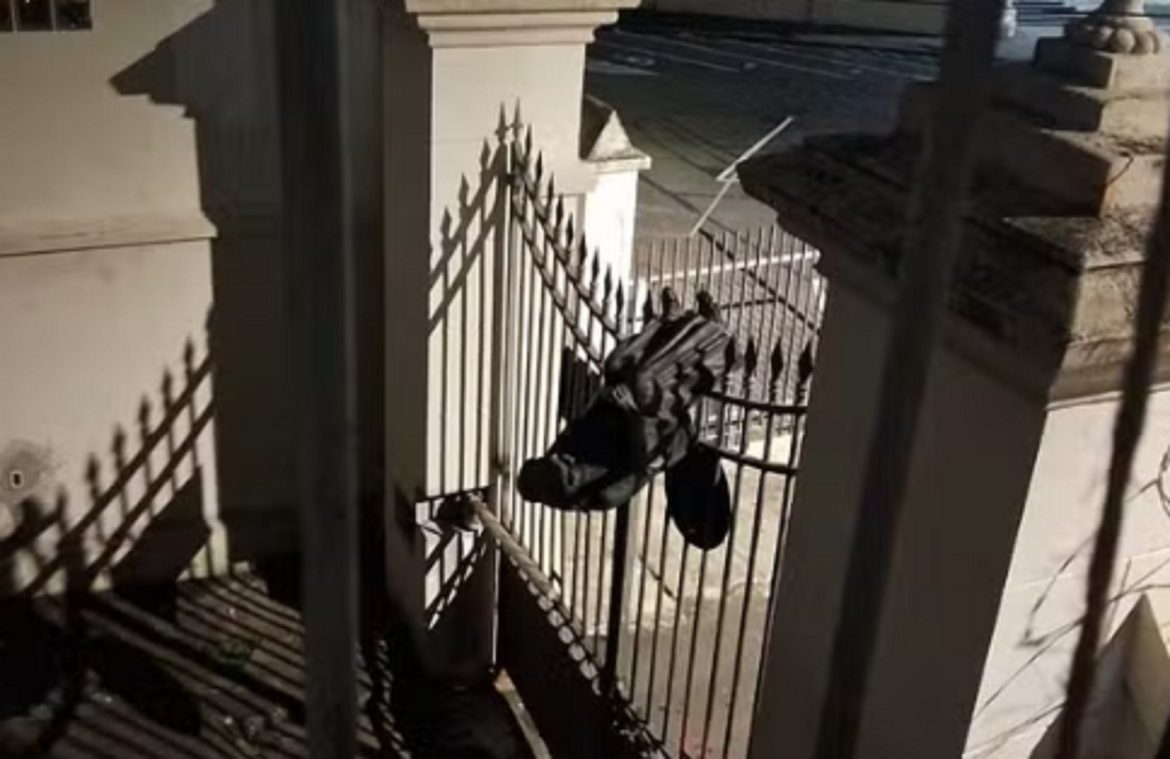 estatua-de-bronze-e-furtada-de-cemiterio-no-bairro-morro-da-gloria,-em-juiz-de-fora