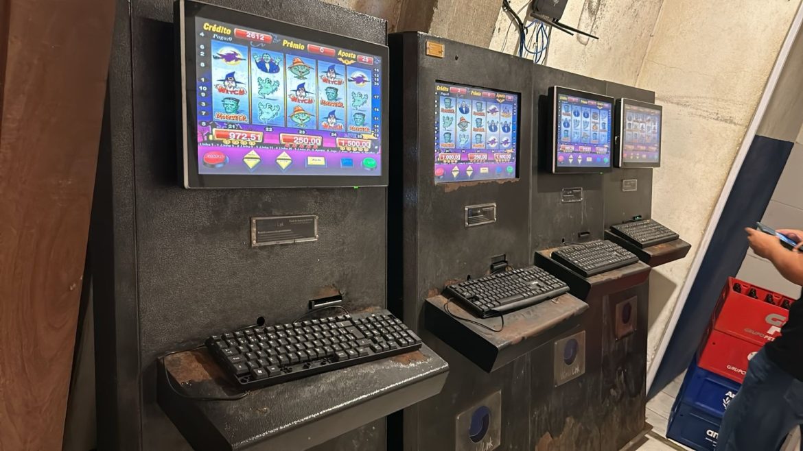 policia-apreende-quatro-maquinas-caca-niqueis-em-bar-em-ilhabela,-sp