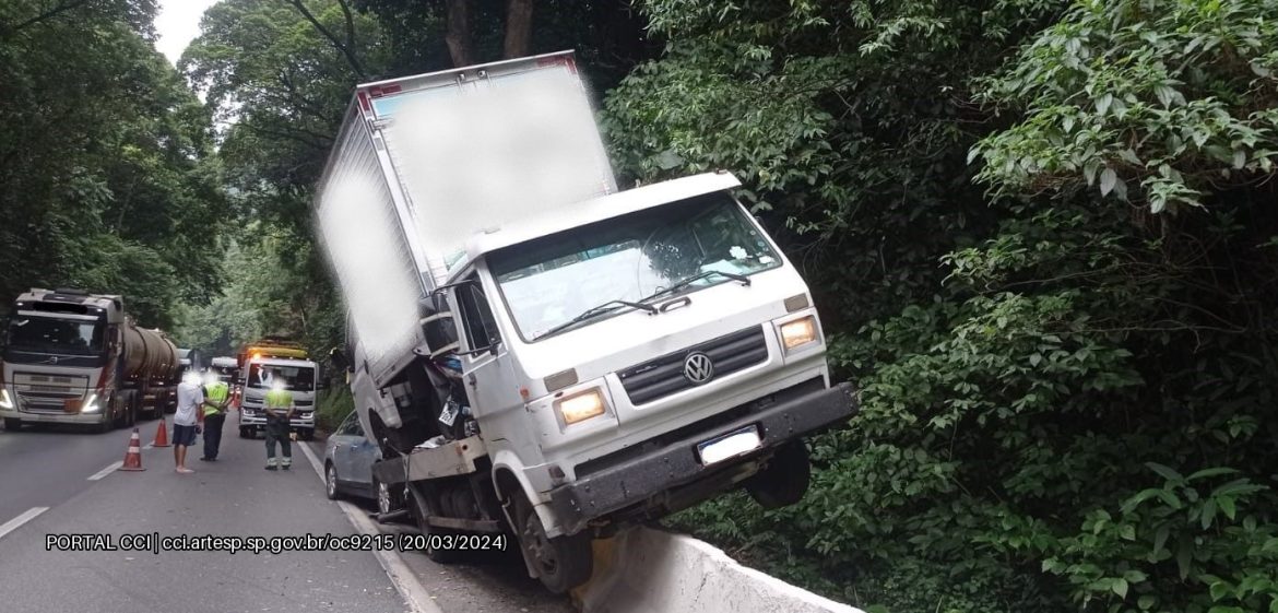 caminhao-colide-com-barreira-de-concreto-na-rodovia-anchieta-em-cubatao