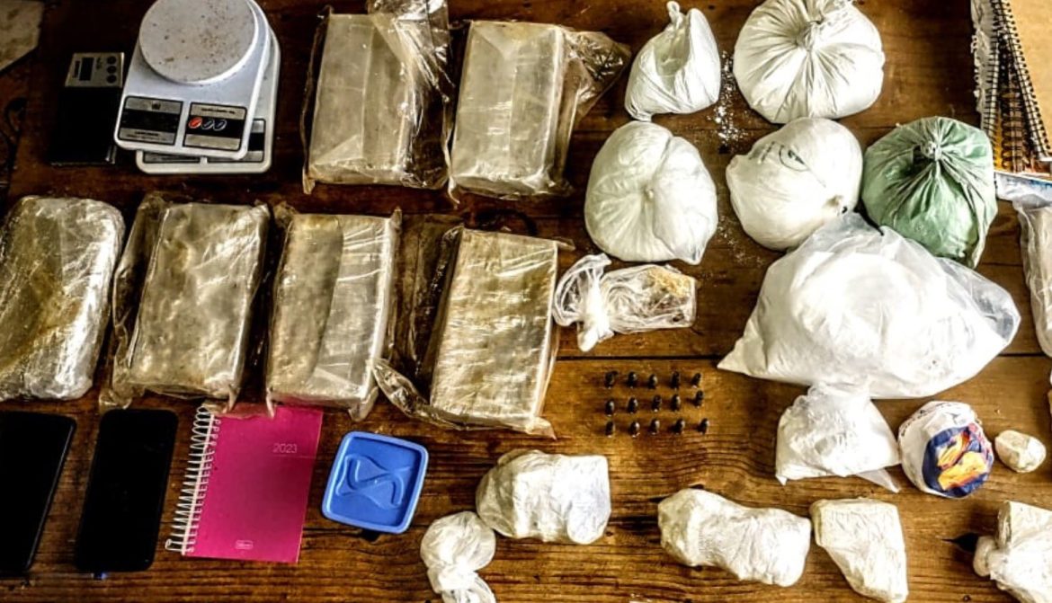 armas,-drogas-e-r$-13-mil-em-dinheiro:-homem-e-preso-em-2a-fase-de-operacao-em-sao-joao-del-rei