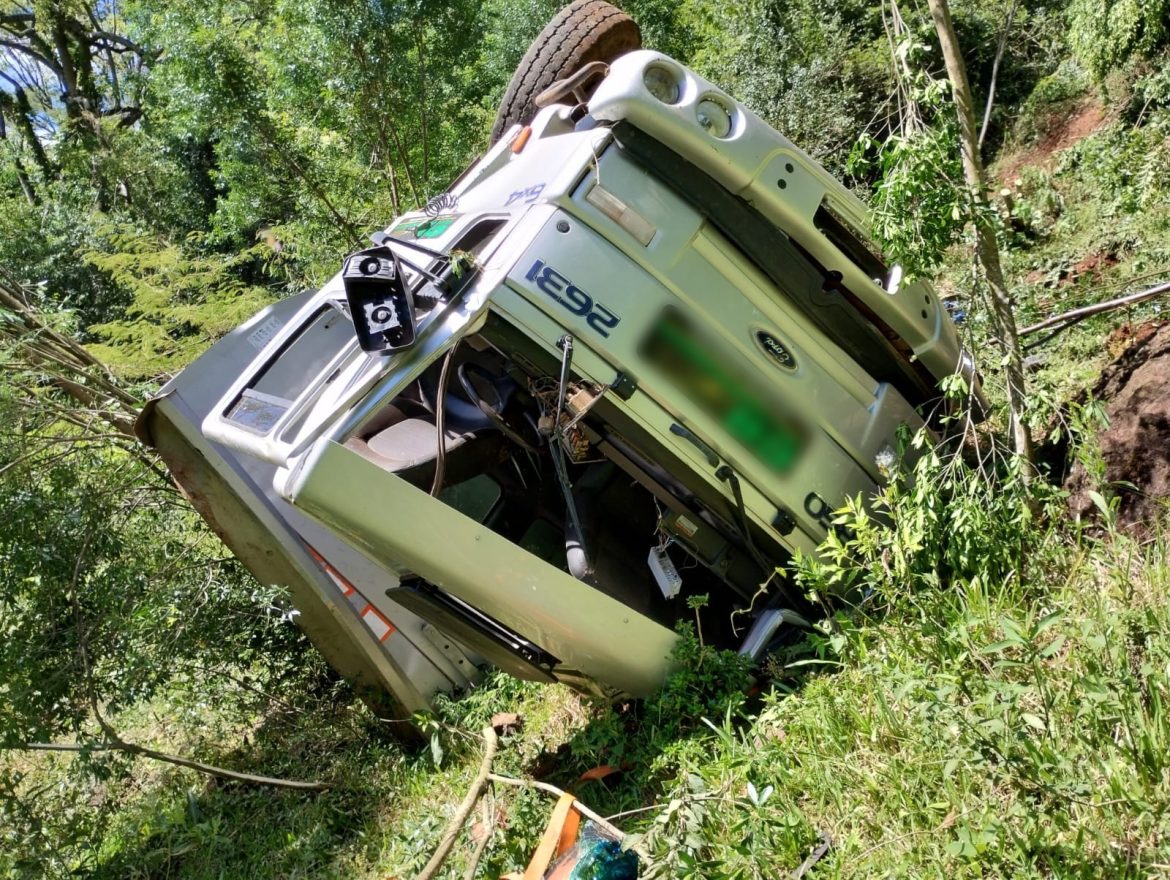 motorista-morre-apos-caminhao-sair-de-pista-e-cair-em-ribanceira-no-oeste-de-sc