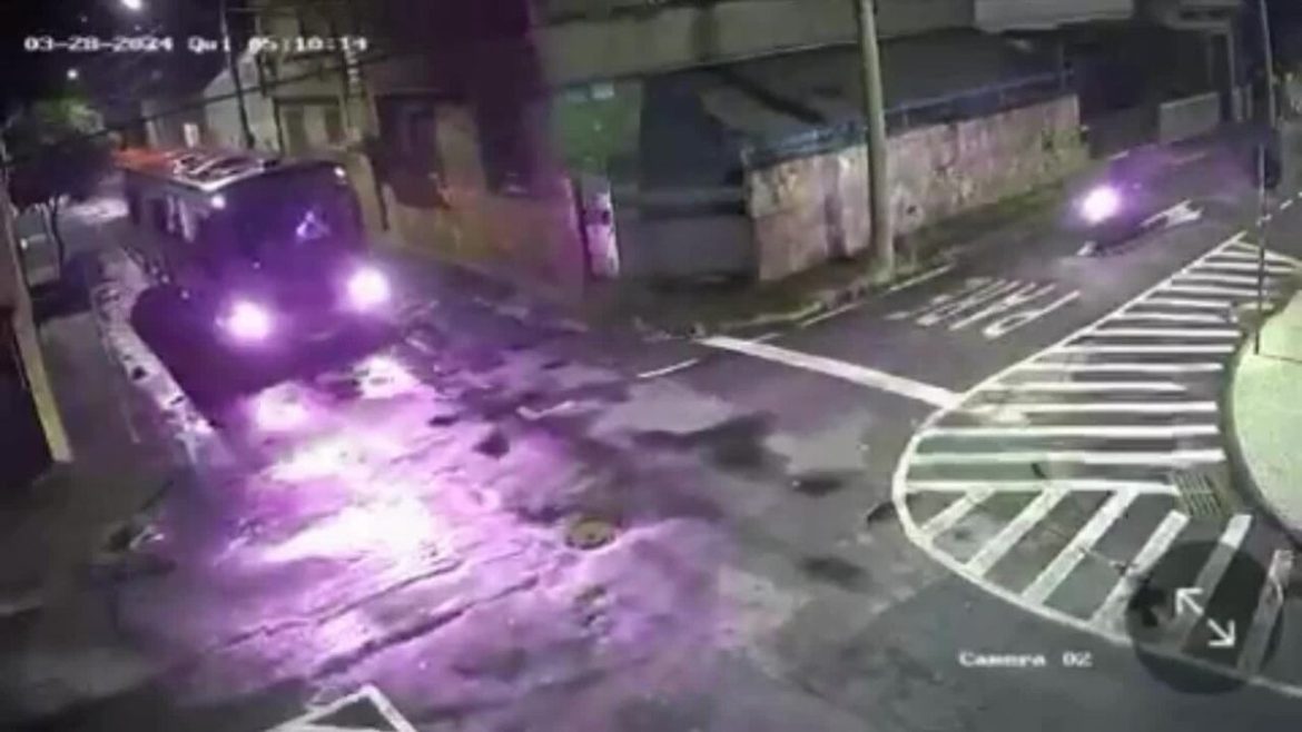 video:-motociclista-e-atingido-em-cheio-por-onibus-apos-avancar-sinal-de-pare-em-juiz-de-fora