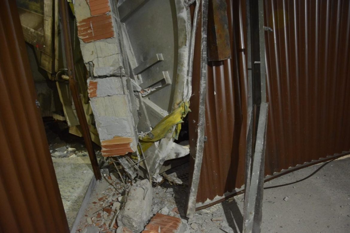 video:-caminhao-de-lixo-desce-rua-desgovernado-e-bate-em-muro-de-casa-em-mg