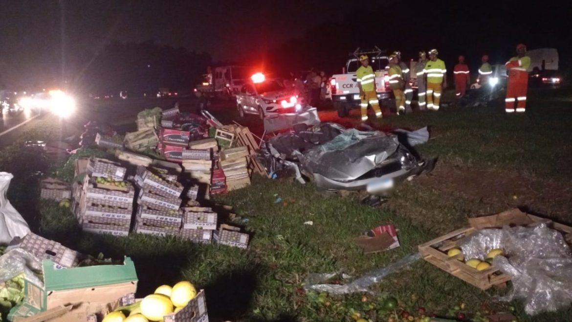 carro-e-esmagado-por-caminhao-carregado-com-16-toneladas-de-legumes-em-rodovia-de-itupeva