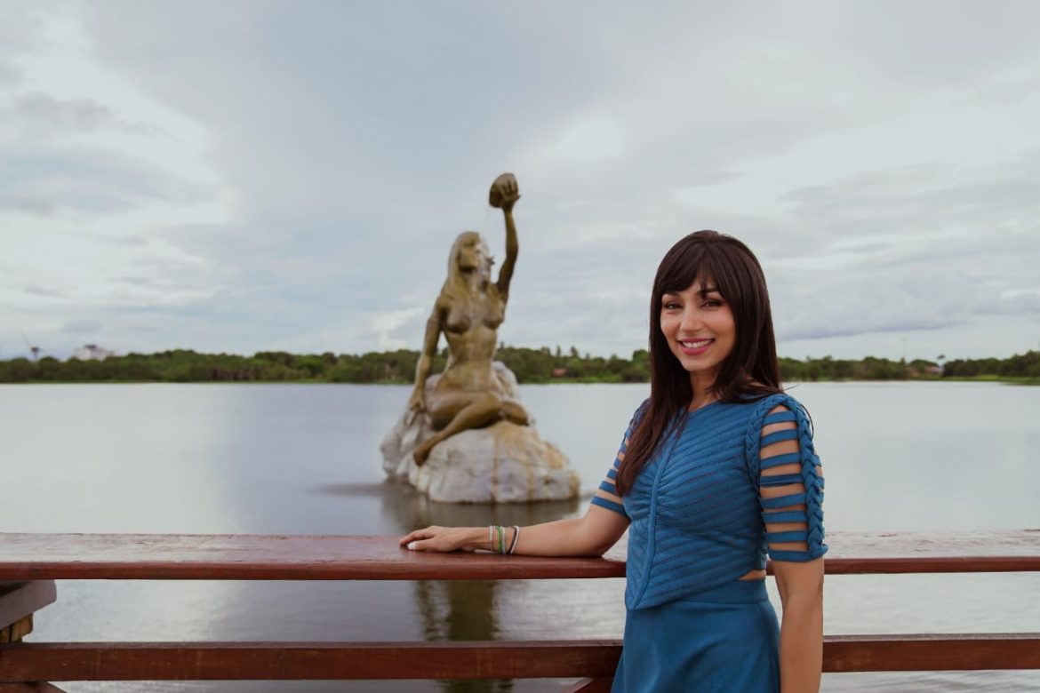 ex-bbb-natalia-nara-participa-na-reinauguracao-da-estatua-de-iracema-inspirada-nela,-em-fortaleza