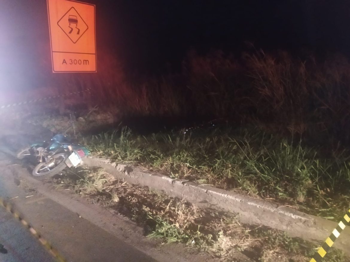 motociclista-bate-em-meio-fio,-e-arremessado-e-morre-na-br-116