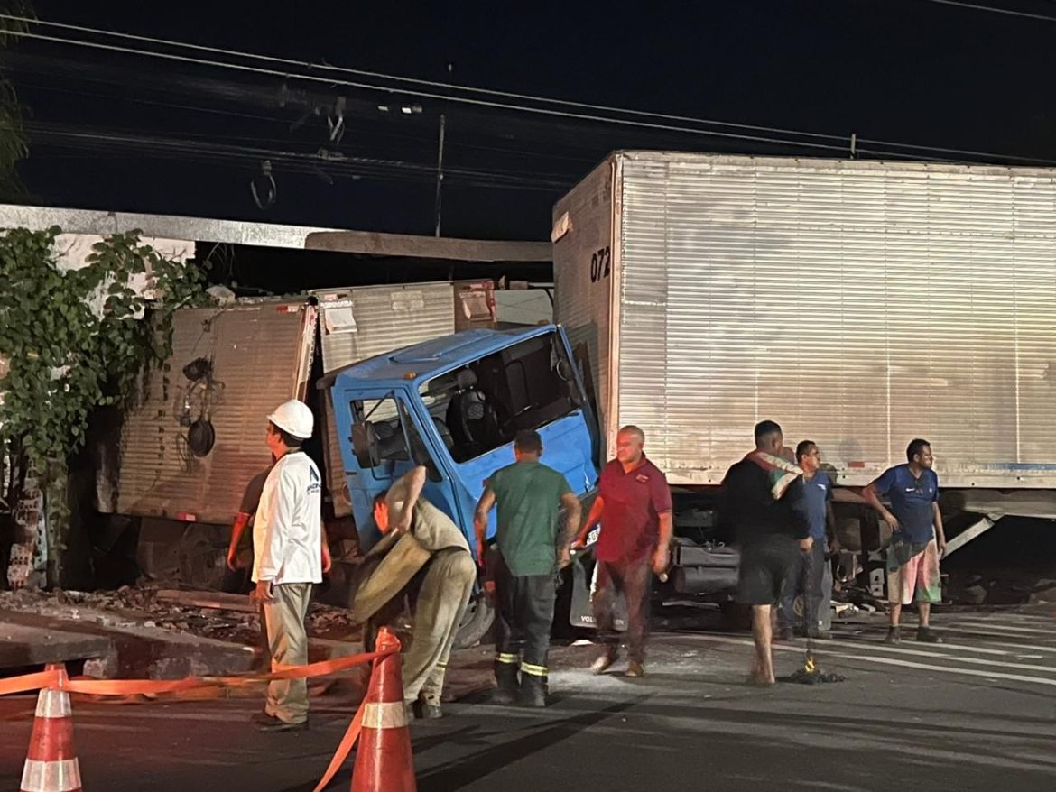 colisao-entre-carreta-e-caminhao-bau-destroi-ferro-velho-na-zona-leste-de-manaus